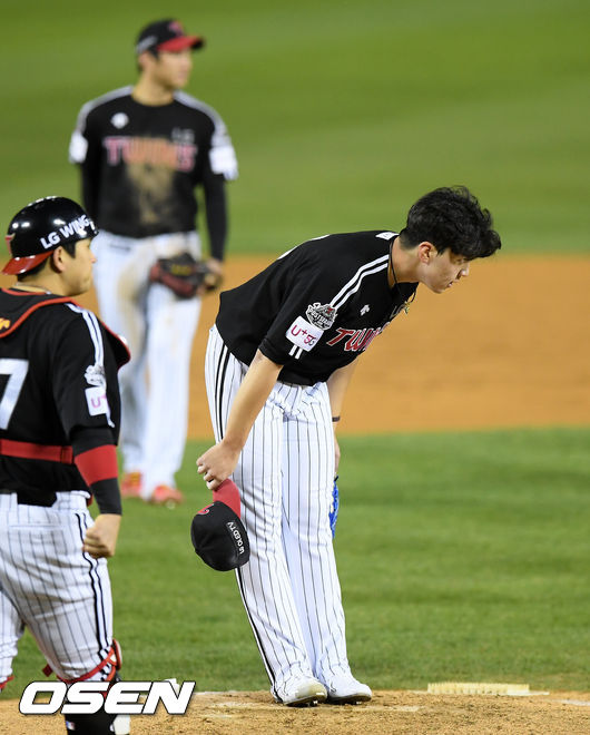 He was a 19 years old YEARS OLD years old years old-year-old rookie, and he was forced to feel burdened. But he threw his ball with a unscrupulous effort.It was not lacking because it was called LGs future.Lee Min-ho (19 years old YEARS OLD years old years old), a rookie Pitcher from LG High School, started the first game of the semi-playoff with Doosan on the 4th. Lee Min-ho is the 13th Pitcher in the postseason in his first season.LG fans expected a surprise pitch, but Lee Min-ho became a losing Pitcher with three runs in 313 innings, five hits (1 home run) and two walks and four strikeouts.Still, he made a confident pitch on the mound above the record number. I was sorry for the early slip.The slider to Fernandez in the first inning was pushed into the middle, and the hitter King Fernandez, who hit 19 years old YEARS OLD years old years old9 hits in the regular season, hit him without missing it and handed over the right fence.He hit one hit in the second and third innings, but he did not miss. After four hits, he hit a double with one RBI in the first and third bases.Again, the slider went to the middle height and the batter was good to hit. In the second and third bases, Hur Kyoung-min was sent to the ball to fit the body.LG fans applauded the 19 years old YEARS OLD years old years old-year-old Pitcher heading for the dugout, although he became a losing Pitcher, Ryu Jung-il praised Lee Min-ho.I wish I could throw my ball confidently without shaking it, Ryu said before the game, I wish I hadnt hit a home run in the first inning.It was my first start, I hit a home run, but I saw a great possibility. In the 20 regular season games, he had 10 balls, two hitters on the day, and hit the shoulder in the first inning against Hur Kyoung-min, the first hitter in the first inning.Lee Min-ho expressed his sorryness by bowing 90 degrees to Hur Kyoung-min, who walked to first base.In the fourth inning, he hit the back of the full count in the Kyonggi against Hur Kyoung-min in the second and third base Danger.Hur Kyoung-min showed a slightly nervous reaction, but neither was a situation to be deliberately hit, and he was boldly trying to play the body.As the first-in-command Danger hit the big Danger, Choi Il-eun, the pitching coach, came up to the mound and announced the Pitcher replacement.In a situation where it was steeled, Lee Min-ho walked to first base and waited until he stepped on the base.The first postseason game, which was a 19 years old YEARS OLD years old years old-year-old rookie Pitcher, started with a polite greeting and ended with a greeting.