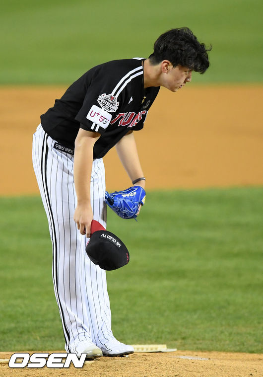 He was a 19 years old YEARS OLD years old years old-year-old rookie, and he was forced to feel burdened. But he threw his ball with a unscrupulous effort.It was not lacking because it was called LGs future.Lee Min-ho (19 years old YEARS OLD years old years old), a rookie Pitcher from LG High School, started the first game of the semi-playoff with Doosan on the 4th. Lee Min-ho is the 13th Pitcher in the postseason in his first season.LG fans expected a surprise pitch, but Lee Min-ho became a losing Pitcher with three runs in 313 innings, five hits (1 home run) and two walks and four strikeouts.Still, he made a confident pitch on the mound above the record number. I was sorry for the early slip.The slider to Fernandez in the first inning was pushed into the middle, and the hitter King Fernandez, who hit 19 years old YEARS OLD years old years old9 hits in the regular season, hit him without missing it and handed over the right fence.He hit one hit in the second and third innings, but he did not miss. After four hits, he hit a double with one RBI in the first and third bases.Again, the slider went to the middle height and the batter was good to hit. In the second and third bases, Hur Kyoung-min was sent to the ball to fit the body.LG fans applauded the 19 years old YEARS OLD years old years old-year-old Pitcher heading for the dugout, although he became a losing Pitcher, Ryu Jung-il praised Lee Min-ho.I wish I could throw my ball confidently without shaking it, Ryu said before the game, I wish I hadnt hit a home run in the first inning.It was my first start, I hit a home run, but I saw a great possibility. In the 20 regular season games, he had 10 balls, two hitters on the day, and hit the shoulder in the first inning against Hur Kyoung-min, the first hitter in the first inning.Lee Min-ho expressed his sorryness by bowing 90 degrees to Hur Kyoung-min, who walked to first base.In the fourth inning, he hit the back of the full count in the Kyonggi against Hur Kyoung-min in the second and third base Danger.Hur Kyoung-min showed a slightly nervous reaction, but neither was a situation to be deliberately hit, and he was boldly trying to play the body.As the first-in-command Danger hit the big Danger, Choi Il-eun, the pitching coach, came up to the mound and announced the Pitcher replacement.In a situation where it was steeled, Lee Min-ho walked to first base and waited until he stepped on the base.The first postseason game, which was a 19 years old YEARS OLD years old years old-year-old rookie Pitcher, started with a polite greeting and ended with a greeting.