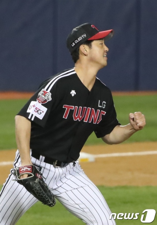 In the first game of the semi-playoff against the Doosan Bears at the Jamsil-dong Baseball Stadium in Seoul on April 4, LG lost to Doosan 0-4.While Chris Flexen, 26, put forward high school graduate Lee Min-ho (19), against Doosan, who came out, Lee Min-ho failed to handle the Doosan batting line.The LG batting team also lost only bats on Flexens powerful pitch, failing to support young Lee Min-ho.Lee Min-hos biggest Danger was in the fourth inning.Park Se-hyuk, the leading hitter, hit a walk at the end of the seventh game, and Kim Jae-hos hit was followed by a quick first and third baseman.After catching the first out count, the cutter thrown to Oh Jae-won was driven into the middle, and Oh Jae-won made a one-run double that hit the right fence, allowing Lee Min-ho to give up three runs.Lee Min-ho, who shook his head in anticipation of a home run, showed a shaking as he hit Hur Kyung-min again after the first inning.Fernandez, who hit a home run in the first inning in the first inning, and Ryu Joong-ils choice was Jin Hae Soo.The best situation in a grand slam is a bust.In order to induce the ball, it was necessary to have a low ball, and Jin Hae Soo threw the low ball outward and eventually treated Fernandez as a shortstop.He also made the fifth inning to prevent Doosans center line without a run, bringing a sense of stability to LG Mound.It was a scene that could be a turning point for LG, although it did not shine due to the silence of the at-bat.This scene was also in the wild-card decision-making match against Kiwoom Heroes two days ago.Ko Woo Seok, who played as the third pitcher in Kyonggi, who had a pitcher in the midst of the game, showed a shaking 10 times.Kiwoom made a second-inning third-base opportunity by bunting up against the shaking Ko Woo Seok, and Ko Woo Seok was driven to the grand slam by sending Jeon Byung-woo (ballnet) and Park Jun-tae (body-matched ball) in turn.At this time, Jin Hae Soo tried to lower the outside against left-handed Seo Gun-chang, and a ground ball was made in front of shortstop similar to Fernandez.It was a scene that only one hitter came down, but it was an important stepping stone for LG to win.The presence of Pitcher, who plays a fireman like Jin Hae Soo in a postseason where one point and the minutes minute are important, is a great force for the team.Coach Ryu Joong-il, who was placed in the elimination Danger, predicted a total war, and naturally Jin Hae Soo will be waiting in the bullpen today.It is expected that Jin Hae Soo will be able to bring Danger to the team today by playing in Danger situation.Photo: News1