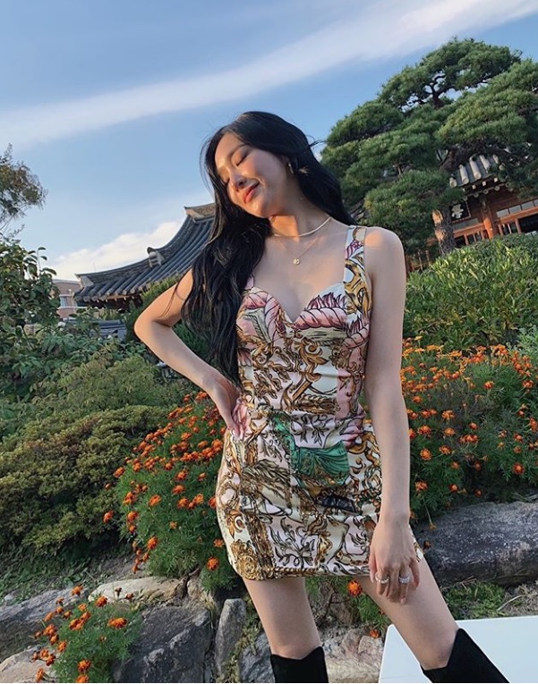 Singer Tiffany Young posted a photo of her hanok in the background, posing nicely.It was an interview cut of Jessies Show! Interview, which was invited by Bev Jessie, a 16-year-old from the time of 15-year-old Idol Producer.Tiffany Young released a picture of a beautiful pose in a garden with flowers in the background of Hanok in Jeonju, Jeonbuk, along with an article called Hanok Showterview on his SNS on the 5th.On the same day, YouTube channel Moby Dicks Showterview attracted attention with Jessie, who is an unexpected best friend.Two Korean people were given a mission to talk without using English, and when Tiffany said buffering is slow, Jessies hammer baptism came right away.Tiffany said, FUXX (fucking). He forgot to broadcast and laughed.Tiffany said, If people say we are close, it is a surprising response, but it is very similar. Jessie also laughed, saying, Yes, I am good at the original.The two people who raised their dreams together as Idol Producer were reunited through KBS2 Slam Dunk of Sisters, an original girl crush entertainment that was broadcast in 2016 and caused a sensation.Photo SourceTiffany YoungSNS