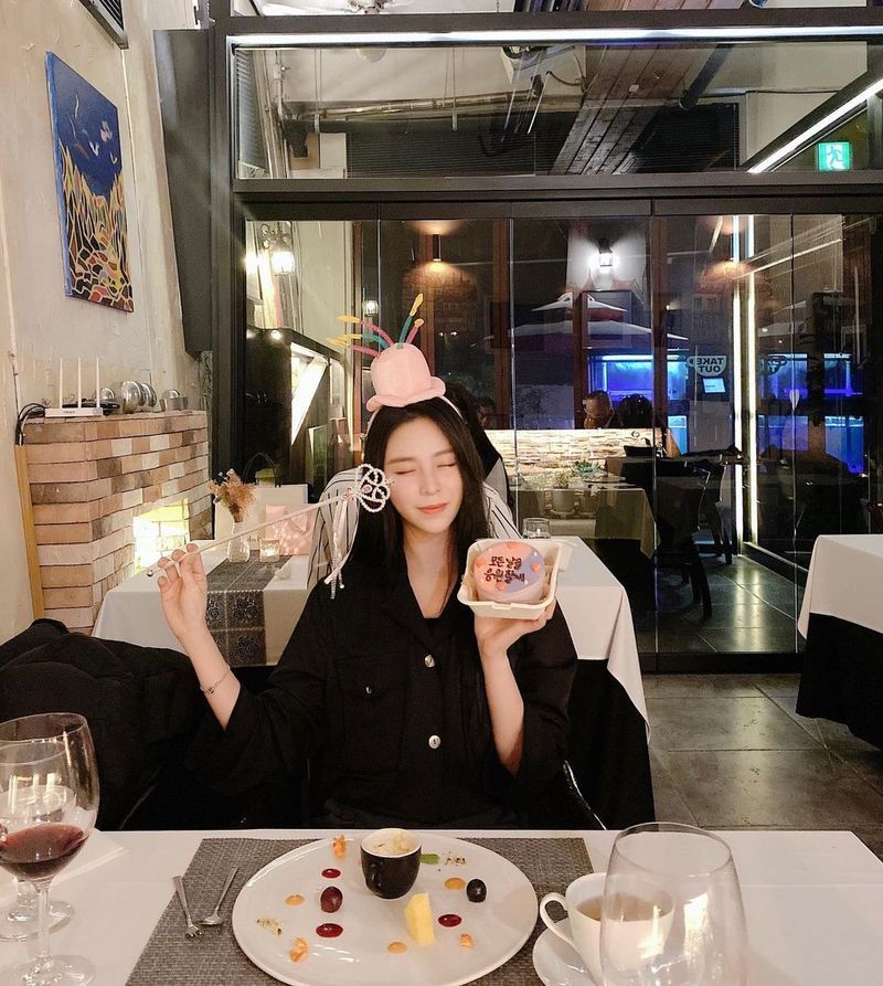 Group CLC member Elkie Chong has released the current status through SNS.Elkie Chong wrote on her SNS on November 6, Everyone who was a little late but congratulated!!!!!! Thank you so much!!!! Thank you so much for so happy!!!I posted a picture with the article.In the photo, Elkie Chong was wearing a cake model headband and holding a cake.Elkie Chong showed off her innocent charm with a small smile while she wore a charming look.Meanwhile, Elkie Chongs birthday is November 2.Group CLC, which belongs to Elkie Chong, released HELICOPTER on September 2.jang hee-soo