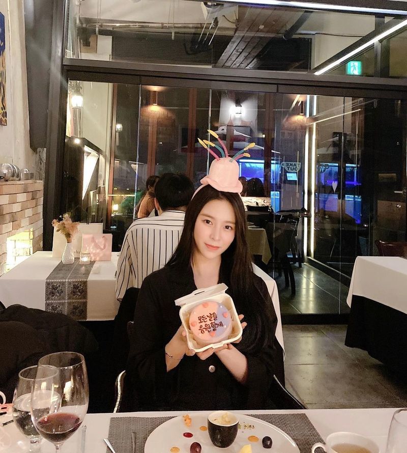 Group CLC member Elkie Chong has released the current status through SNS.Elkie Chong wrote on her SNS on November 6, Everyone who was a little late but congratulated!!!!!! Thank you so much!!!! Thank you so much for so happy!!!I posted a picture with the article.In the photo, Elkie Chong was wearing a cake model headband and holding a cake.Elkie Chong showed off her innocent charm with a small smile while she wore a charming look.Meanwhile, Elkie Chongs birthday is November 2.Group CLC, which belongs to Elkie Chong, released HELICOPTER on September 2.jang hee-soo