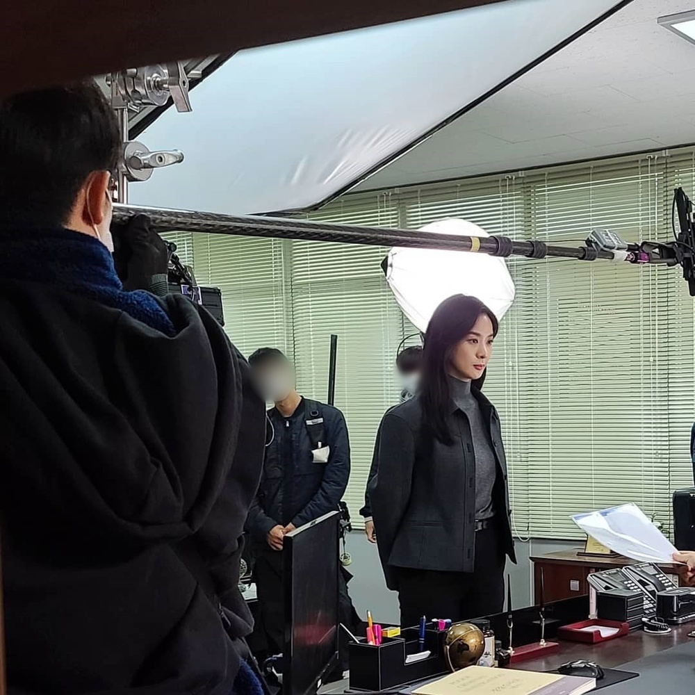 Actor Lee Chung-ah has unveiled the scene of TVNs new Mon-Tue drama Day and Night shooting.Lee Chung-ah posted a picture on his instagram on November 5 with an article entitled Jame.Lee Chung-ah in the public photo is working on acting with a serious expression.Meanwhile, TVNs new Mon-Tue drama Day and Night, starring Lee Chung-ah, will be broadcast for the first time on November 30th.Yeji Lee