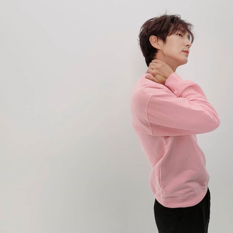 Actor Lee Joon-gi flaunted his rich sideLee Joon-gi posted several photos on her personal Instagram account on November 6 with a short Have a happy weekend.The photo shows Lee Joon-gi, who is dressed in pink knit and expressionless, followed by a light smile with her arms folded.Lee Joon-gi in another photo is laughing with a finger dance as if he is excited.Meanwhile, Lee Joon-gi played the role of Baek Hee-sung in the TVN drama Flower of Evil which ended in September.