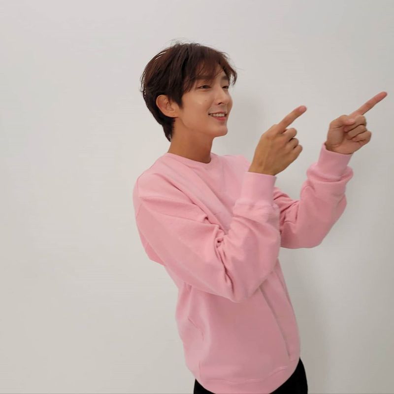 Actor Lee Joon-gi flaunted his rich sideLee Joon-gi posted several photos on her personal Instagram account on November 6 with a short Have a happy weekend.The photo shows Lee Joon-gi, who is dressed in pink knit and expressionless, followed by a light smile with her arms folded.Lee Joon-gi in another photo is laughing with a finger dance as if he is excited.Meanwhile, Lee Joon-gi played the role of Baek Hee-sung in the TVN drama Flower of Evil which ended in September.