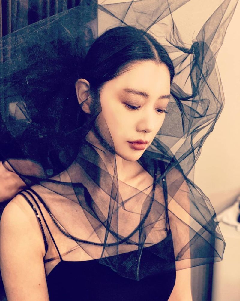 Actor Clara has revealed the latest.On November 6, Clara posted two photos on her Instagram with an article called mood.Clara, who wore a mesh in the public photo, boasts a mysterious charm: Claras alluring beauty catches her eye.The netizens who watched the photos responded that they were too beautiful and an atmosphere big hit.Meanwhile, Clara married The businessman in January last year.Park Eun-hae