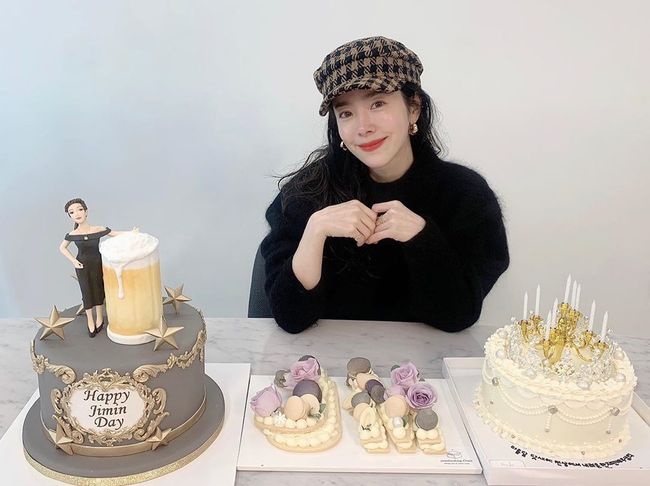 Actor Han Ji-min celebrated his 39th birthdayHan Ji-min posted a picture and a photo on his Instagram page on the 5th, Thank you for your precious hearts, its a special day. Thank you.The photo included Cake and Gifts, which fans delivered to Han Ji-min, who was celebrating his birthday.Han Ji-min is smiling happily in front of Cake with the phrase HAPPY JI MIN DAY.Han Ji-min also released a photo of him receiving various Gifts and certifying them.Han Ji-min has attracted attention from various figures that contain characters that have been Acting.Meanwhile, Han Ji-min is about to release the movie Joe.