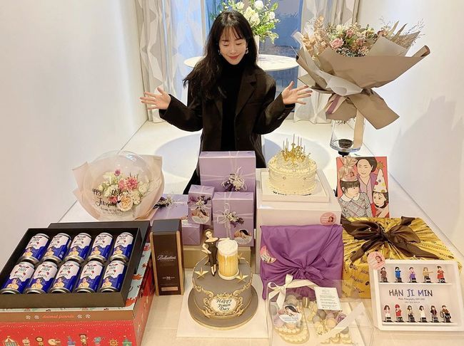Actor Han Ji-min celebrated his 39th birthdayHan Ji-min posted a picture and a photo on his Instagram page on the 5th, Thank you for your precious hearts, its a special day. Thank you.The photo included Cake and Gifts, which fans delivered to Han Ji-min, who was celebrating his birthday.Han Ji-min is smiling happily in front of Cake with the phrase HAPPY JI MIN DAY.Han Ji-min also released a photo of him receiving various Gifts and certifying them.Han Ji-min has attracted attention from various figures that contain characters that have been Acting.Meanwhile, Han Ji-min is about to release the movie Joe.