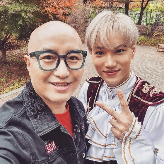 Broadcaster Hong Seok-cheon has released two shots full of warmth with EXO member Kai.Hong Seok-cheon wrote on his instagram on the 6th, EXO Kai. Nice brother. Im already looking forward to the solo album.Amazing Saturday DoReMi Market. I posted a picture and a picture of Future Class recording.The photo released showed Hong Seok-cheon and Kai being affectionate; Kai poses V and smiles beside Hong Seok-cheon.Meanwhile, Kai appeared as a guest on TVNs Amazing Saturday - DoReMi Market on the same day with Taemin (Shiny); it will be broadcast later this month.