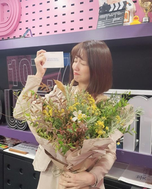 Actor Park Ha-sun was moved with a bouquet of bouquets of body size.Park Ha-sun posted two photos on his instagram on the 6th with an article entitled ! # Daughter-in-law writers congratulations # Nanya # Sungdeok Power!The photo shows Park Ha-sun, who posed as if she was tearing tears with a bouquet of flowers in the Radio booth.This bouquet, which seems to have been sent by the writer of the webtoon Daughter-in-law, has a postcard saying Happy to Park Ha-sun DJ, my civil.The Swindlers responded that Who is the flower, I am listening to my sister (Radio) well and Congratulations.Park Ha-sun plays the role of Wannabe Cho Eun-jung of mothers in TVN monthly drama Postpartum care centers.Also, she will appear as a daughter-in-law Minsarin in the original drama Daughter-in-law of Kakao TV starting on the 21st.Park Ha-sun has been actively involved in the recent SBS Power FM Park Ha-suns Cine Town.Photo Park Ha-sun SNS