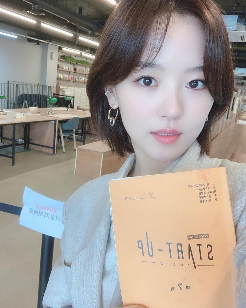 Actor Kang Han-Na encouraged TVN weekend drama StartUp to shoot the shooter.Kang Han-Na posted a picture on his personal Instagram on November 7 with an article entitled Todays Talent #StartUp.Kang Han-Na in the photo holds a StartUp script and leaves a certified photo: white and transparent skin that makes the atmosphere stand out.Meanwhile, Kang Han-Na is playing the role of Won Jae in StartUp.