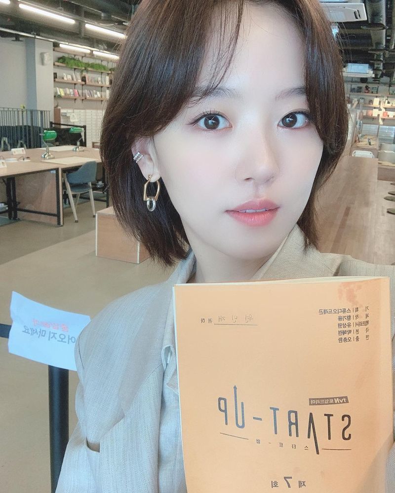Actor Kang Han-Na encouraged TVN weekend drama StartUp to shoot the shooter.Kang Han-Na posted a picture on his personal Instagram on November 7 with an article entitled Todays Talent #StartUp.Kang Han-Na in the photo holds a StartUp script and leaves a certified photo: white and transparent skin that makes the atmosphere stand out.Meanwhile, Kang Han-Na is playing the role of Won Jae in StartUp.