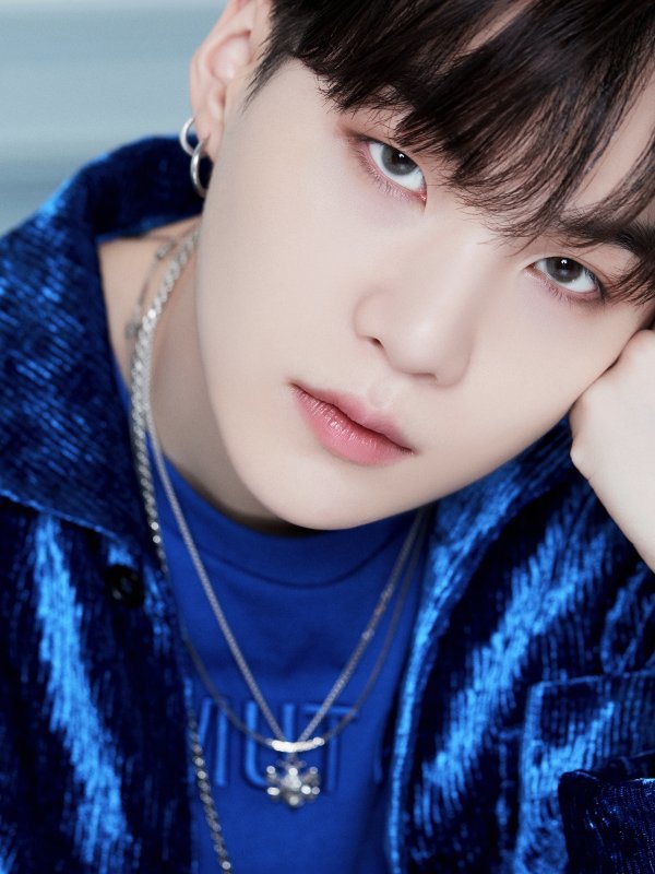 Group BTS Suga has released a Conceptss Photo of their new album Deluxe Edition (BE).Sugas Room is decorated with white wallpaper, unique curves, eye-catching lights, and iron beads around Velvet sofas.Especially, the Blue that melts from costume to room attracts attention.Suga said in an audio guide to the room released on the official website of Big Hit Entertainment at the same time as the Conceptss Photo, Blue is a color that has a great meaning to me, so I decided to make it the core color of this room. Due Blue, Velvet Blue, .The item that best expresses itself in the room is the Mirror placed under the foot. Mirror is a special thing.It reminds me that I am here now, he explained.BTS will release Deluxe Edition worldwide on the 20th, and it is attracting attention by showing Conceptss Photo by member in turn.