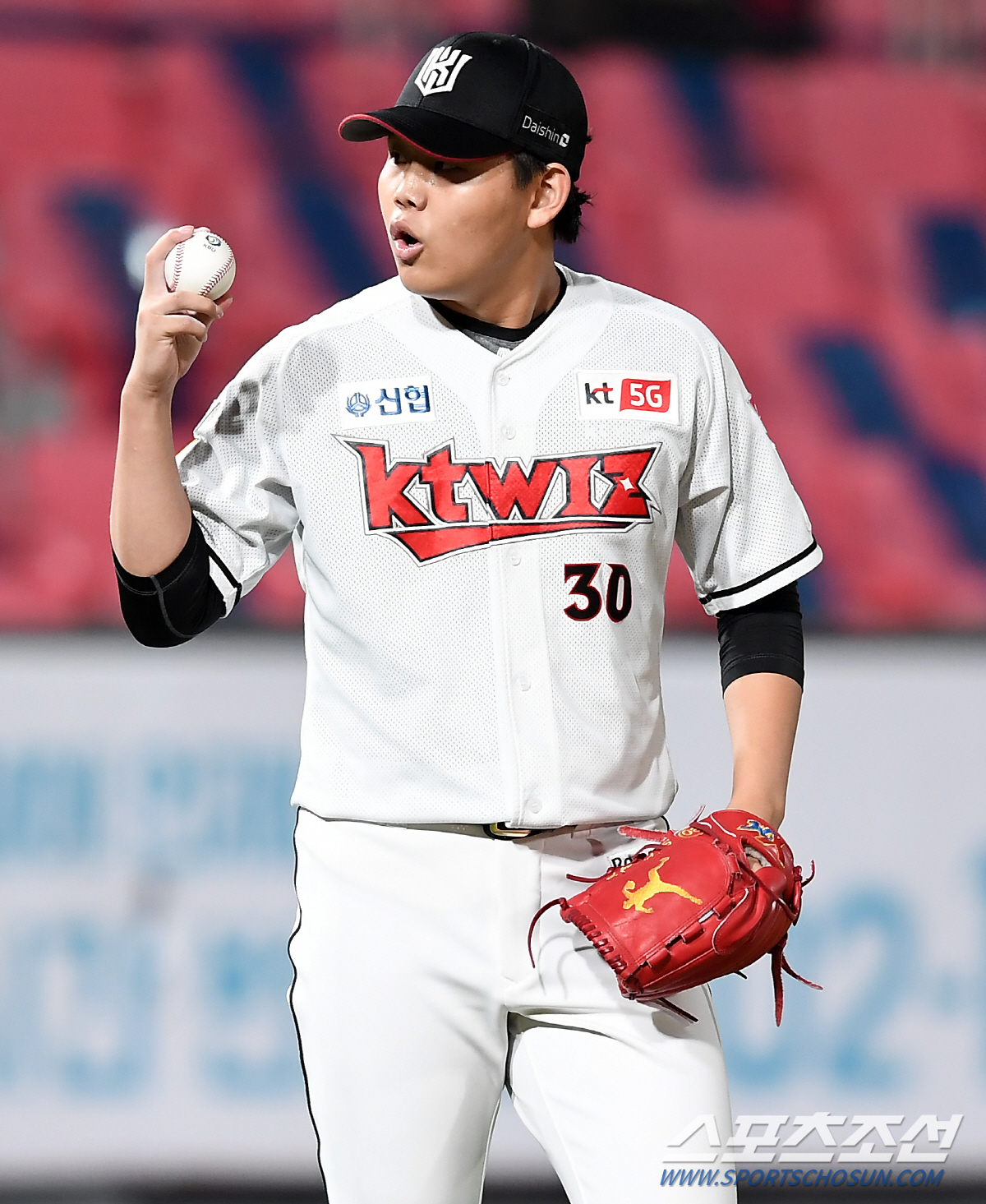 Its a Pitcher like Veteran.Doosan Bears manager Kim Tae-hyung did not slow down the boundary against the Rookie 0th place Mini standard to face in the first game.Doosan will start the playoff series with KT Wiz at the Gocheok Sky Dome on the 9th.Doosan is currently the best paced Chris Flexen to start in the first leg, and KT will be the Mini standard.KT coach Lee Kang-chul decided to put the Mini standard first, not Audrey Samer Despayne, after deep consideration, because he showed such a good appearance before Doosan.High school graduate Mini Standard scored a debut victory against Doosan at the start of the season.Doosan has been good at 6Kyonggi this season and has won 3-1 with an Earned run average of 2.51.The first game against Plexen, who is in the best condition, and Mini Standard, who was strong against Doosan, is Kyonggi, which must be caught by both teams.The first game is of course important, and there is a lot of difference between winning and not entering the first game, said Doosan Kim Tae-hyung. Mini standard was okay with us during the season.I think I saw Data over there and made a first start, but I have to attack it. Doosan had also faced high school graduate rookie Lee Min-ho in the first leg of the semi-playoff against the LG Twins.In the match against Lee Min-ho, Doosan, who scored two points in the first inning and then succeeded in reaching the second and third innings.Lee Min-ho had become a losing pitcher with three runs in 313 innings.Both are good pitchers, said Kim Tae-hyung, I think the mini standard is better than the control of the strength or technique.Lee Min-ho looks like a freshly graduated loser from high school, Mini standard looks like Veteran, quick and strong control.I think I know when to run and when to stick. To make the playoff series easy for Doosan to unravel, he must bring down the Newman like Veteran Mini standard this time to perfection.Doosan, who has a big Kyonggi experience, will play against Mini standard, and Flexen will throw well this time.