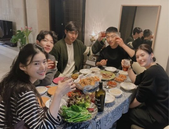 Drama The King Actors have a meeting with Woo Do-hwan in Vacation.On the 8th, Kim Go-eun posted two photos with his article The King for a long time through his instagram.In the photo released by Kim Go-eun, Woo Do-hwan, Lee Min-ho, Jung Eun-chae, Kim Kyung-nam and Kim Yong-ji, who came out of Vacation during military life, have a pleasant meeting.Meanwhile Kim Go-eun appeared on SBS Drama The King: The Monarch of Eternity, which ended in June.