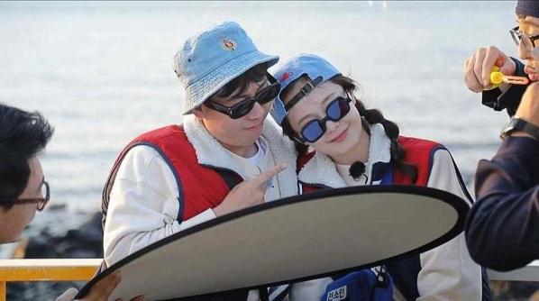 Running Man Jean So-min - Yang Se-chan, back in Newlyweds..Reversal story chemistry preview Jean So-min X Yang Se-chan, who is divided into Running Man Newlyweds, plays a limited role.SBS Running Man, which is broadcasted on the 8th, is decorated with a unique four-couple concept that has gone on a package trip to Jeju Island.So, Jean So-min and Yang Se-chan transformed into another cute Newlyweds of the Chuseok special Yugane Heritage War and laughed.The two men announced the birth of a special Newlyweds by introducing a Reversal story chemistry that can only be seen in business couples as well as a chicken that makes members turn away.Jean So-min and Yang Se-chan attracted attention by wearing cute couples to small couple items.Yang Se-chan made Jean So-min excited by stretching Pretty ~, and Jean So-min laughed at the charm of Yang Se-chan even though he was tired.In addition, Yang Se-chan was impressed by purchasing gifts only while shopping, thinking about Jean So-min, and the two showed a picture of life together with beautiful scenery.However, when Kim Jong Kook was in a power confrontation, Yang Se-chan announced the birth of Reversal Story Newlyweds in a cowardly manner to play Jean So-min rather than protecting his wife Jean So-min.Yang Se-chan also suddenly laughed at Jean So-min by showing her cold husband with a bitter still lack.The appearance of Newlyweds Jean So-min X Yang Se-chan, which came to Jeju Island, can be seen at Running Man which is broadcasted at 5 pm on the 8th.