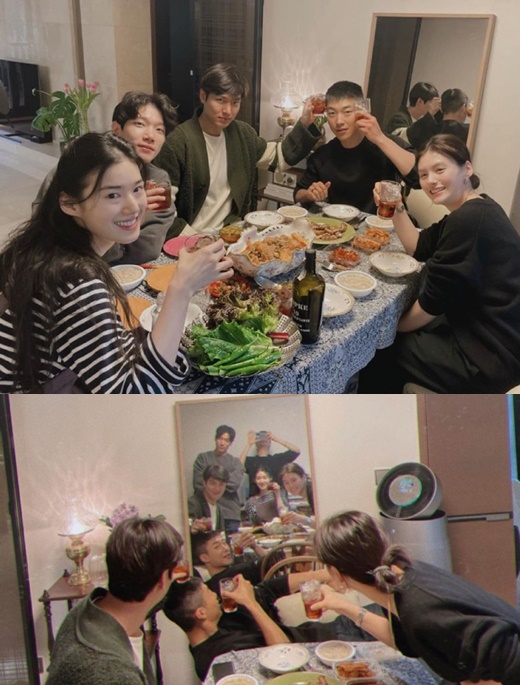 The main characters of The King such as Lee Min-ho, Kim Go-eun, Woo Do-hwan and Jung Eun-chae showed off their unwavering friendship.Kim Go-eun posted a picture on his instagram on the afternoon of the 8th with the message The King for a long time.The photo shows Lee Min-ho, Jung Eun-chae, Kim Kyung-nam, Kim Yong-ji, and Woo Do-hwan, who came out on vacation, all gathered to enjoy a pleasant meal.Kim Go-eun, who is trying to leave a picture of the perfect self-portrait, appeared like a crack, and gave a warm smile.They co-worked in the drama The King: The Monarch of Eternity (hereinafter referred to as The King) by Kim Eun-sook, who ended in June.Lee Min-ho also posted the photos on SNS and said, Cheers to your head.Woo Do-hwan laughed with a comment saying, Its a good head to toast.