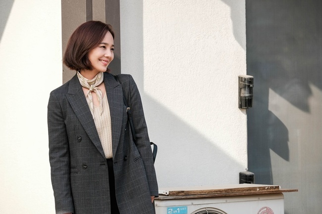 Lee Ji-ah, Kim So-yeon, Eugene, Um Ki-joon, Eun-Kyung Shin, Bong Tae-gyu, Yoon Jong-hoon, and Yoon Joo-hee exploded the charm of temperature difference.SBSs drama Penthouse (playplayplay by Kim Soon-ok/directed by Joo Dong-min) is drawing hot attention with the beautiful acting power of the Golden Corps Actors, who are fully digesting each character.In this regard, the behind-the-scenes scene of Actors, which emits a charm 180 degrees different from the play, which is not seen at all in Penthouse, is being revealed on November 8 and is drawing attention.Lee Ji-ah, a deep-rooted singer who dreams of revenge for the Hera Palace people in the grieving sadness of losing his daughter, Jo Soo-min, is raising the atmosphere with a bright smile that makes the viewers feel heartwarming.Kim So-yeon, who is also causing the extreme creeps with his brilliant primadon or Chun Seo-jin, is looking at Camera with a smile on his mouth for a while with an intense expression.Eugene, who plays Oh Yoon-hee, who has to do anything for her daughter, Barrowna (Kim Hyun-soo), is making the mood of those who see it with a relaxed expression and gesture that creates a warm atmosphere.In addition, Um Ki-joon, the determinant of evil who is putting the house theater into shock every time, has a conversation with his fellow actors with a caring smile unlike in the drama, and he shows a charm of reversal that is different from the main stage, such as taking Sonhart and V pose toward Shim Soo-ryun Lee Ji-ah and Camera.Kangmari Station Eun-Kyung Shin and Lee Kyu-jin Station Bong Tae-gyu were shooting a scene that had a fresh shock in medieval costumes and laughed at the scene with a smile full of faces.Yoon Jong-hoon, who boasts a warm charm with a thumb pose toward Camera, and Yoon Joo-hee, a high-ranking actor who laughed during the conversation, is showing a strong and warm atmosphere of the scene.Especially, the delicate acting power of the child corps, which is further enhancing the immersion of the drama, also laughed.Shim Soo-ryun, son of Ju-dan Tae, Kim Young-dae and daughter Joo Seok-kyung, Han Ji-hyun, drew a lively V-shaped figure by emitting steamed brother and sister chemistry.Jo Soo-min, who led the Great Battle, turned out to be the daughter of Shim Soo-ryun, is showing a cute charm with his hands up to Camera.Here, Eugenie Station Jin Ji-hee, Ha Eun-byeol Station Choi Ye-bin, Lee Min-hyuk Station Lee Tae-bin also explode fresh fresh freshness and infuse bright energy into the scene.