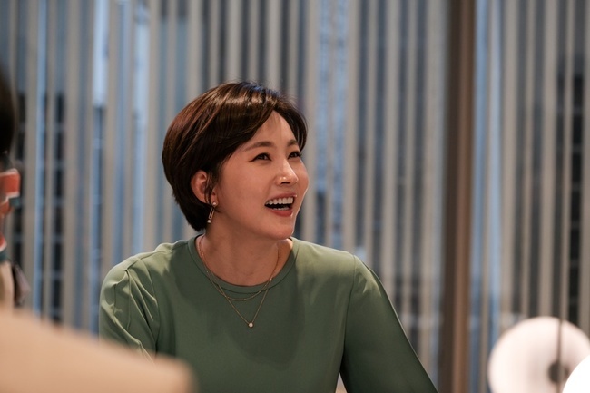 Lee Ji-ah, Kim So-yeon, Eugene, Um Ki-joon, Eun-Kyung Shin, Bong Tae-gyu, Yoon Jong-hoon, and Yoon Joo-hee exploded the charm of temperature difference.SBSs drama Penthouse (playplayplay by Kim Soon-ok/directed by Joo Dong-min) is drawing hot attention with the beautiful acting power of the Golden Corps Actors, who are fully digesting each character.In this regard, the behind-the-scenes scene of Actors, which emits a charm 180 degrees different from the play, which is not seen at all in Penthouse, is being revealed on November 8 and is drawing attention.Lee Ji-ah, a deep-rooted singer who dreams of revenge for the Hera Palace people in the grieving sadness of losing his daughter, Jo Soo-min, is raising the atmosphere with a bright smile that makes the viewers feel heartwarming.Kim So-yeon, who is also causing the extreme creeps with his brilliant primadon or Chun Seo-jin, is looking at Camera with a smile on his mouth for a while with an intense expression.Eugene, who plays Oh Yoon-hee, who has to do anything for her daughter, Barrowna (Kim Hyun-soo), is making the mood of those who see it with a relaxed expression and gesture that creates a warm atmosphere.In addition, Um Ki-joon, the determinant of evil who is putting the house theater into shock every time, has a conversation with his fellow actors with a caring smile unlike in the drama, and he shows a charm of reversal that is different from the main stage, such as taking Sonhart and V pose toward Shim Soo-ryun Lee Ji-ah and Camera.Kangmari Station Eun-Kyung Shin and Lee Kyu-jin Station Bong Tae-gyu were shooting a scene that had a fresh shock in medieval costumes and laughed at the scene with a smile full of faces.Yoon Jong-hoon, who boasts a warm charm with a thumb pose toward Camera, and Yoon Joo-hee, a high-ranking actor who laughed during the conversation, is showing a strong and warm atmosphere of the scene.Especially, the delicate acting power of the child corps, which is further enhancing the immersion of the drama, also laughed.Shim Soo-ryun, son of Ju-dan Tae, Kim Young-dae and daughter Joo Seok-kyung, Han Ji-hyun, drew a lively V-shaped figure by emitting steamed brother and sister chemistry.Jo Soo-min, who led the Great Battle, turned out to be the daughter of Shim Soo-ryun, is showing a cute charm with his hands up to Camera.Here, Eugenie Station Jin Ji-hee, Ha Eun-byeol Station Choi Ye-bin, Lee Min-hyuk Station Lee Tae-bin also explode fresh fresh freshness and infuse bright energy into the scene.