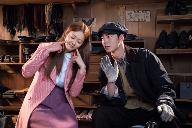 Do Do Sol Sol La La Sol loved by adding healing to the thrilling romance.KBS 2TV drama Do Do Sol Sol La La Soldirected by Kim Min-kyung/playplayplay by Oh Ji-young) revealed the images of former Dangers happy Gurara, Sun Woo-jun, and the people of the village of Eunpo.Do Do Sol Sol La Sol is funny by Go Ah-ra and Sun Woo Jun, who are enjoying the romance.The two men, who had become small stars of each other, finally changed their relationship with each other, but the appearance of stalker Ahn Jung-ho (Kang Hyung-seok) changed a lot overnight.Sun Woo Jun who went to the police station to save Gurara.Before he could reveal his secret to Gurara himself, the two of them had a sudden farewell as they were taken to their mother, Cho Yoon-sil (Seo I-suk), who had been contacted by a detective.Through the mouth of another person named Gura, Sun Woo Jun was shocked to know that he was the son of the 19-year-old Sun Woo Foundation, and Sun Woo Jun was also left without a chance to reveal the truth.Gurara and Sun Woo Jun, who had a heartbreaking farewell with the beginning of romance, raise questions about how the two youth movements will unfold in the future.In the meantime, the behind-the-scenes cut shows the happy Gurara, Sun Woo Jun, and the people of the village of Eunpo before Danger comes.First, the romantic Kim Man-bok (Lee Soon-jae) and Go Ah-ra and Lee Jae-wook, who transformed into wife Shim Soon-ja, are attracting attention.Go Ah-ra, who steals his gaze with a cute pose, and Lee Jae-wook, who looks at him affectionately, give a heartbeat.Go Ah-ra, who poses in front of the car as well as Lee Jae-wook, who looks like a child contact with a bread hat, also gives a smile.In the ensuing photo, the chemistry of the energistic actors captures the attention of the audience. The scene of the concert behind the piano prodigy Shin Jae-min (Song Min-jae) was captured.Piano teacher Go Ah-ra and Manhakdo Lee Soon-jae pose V while looking at the camera affectionately, and Jin Sook-kyungs passion for Cha Eun-seok (Kim Joo-heon) (?)Kim Joo-heon and Ye Ji-won, who are laughing with unrequited love, are also in a good mood.Jin Ha Young, who is the same age between love and friendship, and Shin Eun-soo and Yoon Jong-bin, who are in the midst of Lee Seung-gi, also add Smile with a youthful pose.Here, Lee Jae-wook and Kim Joo-heon, who were once rivals of love, cause a thrill.Park Sung-yeon, Lee Sun-hee, and Jeong-yeon, who are playing a laughing hard carry every time, are also dreaming of divorce.The delightful scene behind the Smile even if you look at it, suggests the source of synergy among the actors who are showing the fantasy Tikitaka.As Gurara and Sun Woojun are separated, expectations are also focused on the performance of the people of the village of Eunpo who are together in the laughing rehabilitation of the two.bak-beauty