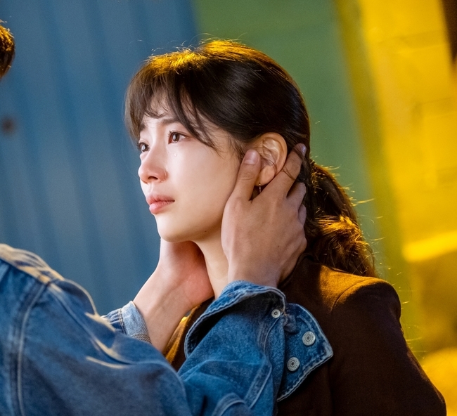 Bae Suzy was spotted crying.TVNs Saturday Drama StartUp (director Oh Chung-hwan/playplayplayplay Park Hye-ryeon) released a photo of the unusual air current between Seo Suzy and Nam Joo-hyuk on November 8.Samsantec CEO Seo Dal-mi, who went to receive investment on the 7th broadcast, was insulted by Morning Group chairman Won Doo-jung (Um Hyo-seop) for being a StartUp StartUp company.Namdosan, who saw this, said, Shut up. He punished him by smashing his nameplate and gave him excitement.The two men, who confirmed that they were on each others side, shared their first kiss and announced a full-fledged romance.Their future, which started to catch both work and love, doubled their excitement, and in the public photos, Seo Dal-mi suddenly tears and catches the eye.Even if she encounters any adversity and difficulties, she ties her head and makes her heart feel sad just by looking at her face, which has not lost her spirit.In addition, Namdosan, which soothes the crying, is distinguished by its stellarness. It gives comfort to Seodalmi with warm eyes and wide hearts, and it is creating a mongolian atmosphere.Through the Seodalmi, which depends on the arms of Namdosan, we can get a glimpse of the solid trust relationship between the two.bak-beauty