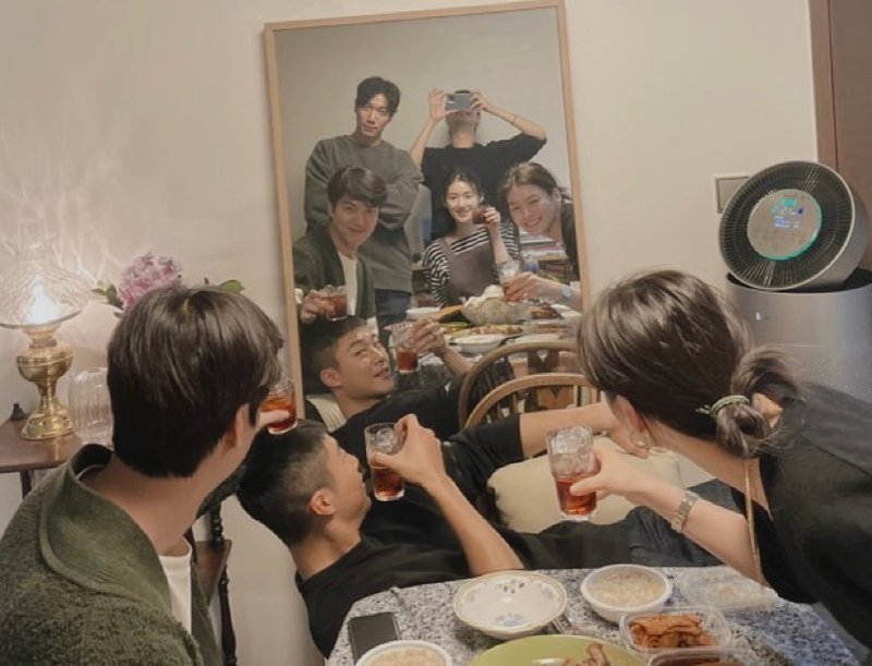 Actor Lee Min-ho spent time with SBS The King Actors.Lee Min-ho posted a photo on his personal Instagram account on November 8 with the caption: Cheers to your head.In the photo, Lee Min-ho, Kim Yong-ji, Jung Eun-chae, Kim Kyung-nam, and Woo Do-hwan showed the members of The King having a good time.In particular, Lee Min-ho added a smile because he was toasting his Woo Do-hwan head, which appeared with short hair.Meanwhile, the drama The King, which they appeared, ended in June.