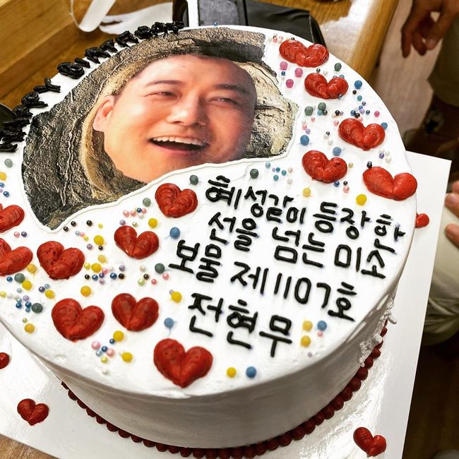Lover Lee Hye-sung was indirectly summoned on Broadcaster Jun Hyun-moos birthday.Jun Hyun-moo posted a picture and a photo on his instagram on the 7th, 2020 MBC pretty Cake selection contest. Winner?The photo shows a birthday cake from the program crew, where Jun Hyun-moo is appearing on his birthday.First, the crew of The Guys who cross the line said, Smile crossing the line that appeared like Comet.Treasure No. 1107 Jun Hyun-moo and Jun Hyun-moos face were prepared for fresh cream cake.Jun Hyun-moo and his girlfriend Lee Hye-sung stand out for their indirect reference.The ensuing photo included Cake prepared by the production team of the point of omniscient meddling.The production team of the point of omniscient meddling laughed when Jun Hyun-moo prepared a cake featuring the figure of the Mud Garden, which turned into a singers carder garden.On the other hand, Jun Hyun-moo is currently appearing on MBC Point of omniscient Interference and Boys who cross the line.