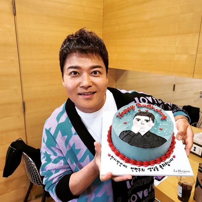 Lover Lee Hye-sung was indirectly summoned on Broadcaster Jun Hyun-moos birthday.Jun Hyun-moo posted a picture and a photo on his instagram on the 7th, 2020 MBC pretty Cake selection contest. Winner?The photo shows a birthday cake from the program crew, where Jun Hyun-moo is appearing on his birthday.First, the crew of The Guys who cross the line said, Smile crossing the line that appeared like Comet.Treasure No. 1107 Jun Hyun-moo and Jun Hyun-moos face were prepared for fresh cream cake.Jun Hyun-moo and his girlfriend Lee Hye-sung stand out for their indirect reference.The ensuing photo included Cake prepared by the production team of the point of omniscient meddling.The production team of the point of omniscient meddling laughed when Jun Hyun-moo prepared a cake featuring the figure of the Mud Garden, which turned into a singers carder garden.On the other hand, Jun Hyun-moo is currently appearing on MBC Point of omniscient Interference and Boys who cross the line.