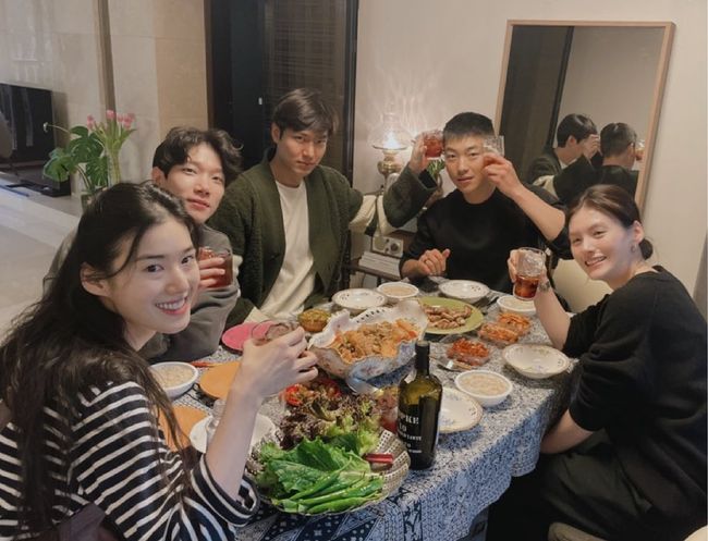 Lee Min-ho has released a group photo of The King Actors, who united for the soldier Woo Do-hwan who came out of his first Vacation.Actor Lee Min-ho posted two photos on his instagram on the afternoon of the 8th, along with an article entitled Cheers to Your Head.In the public photos, Lee Min-ho, Woo Do-hwan, Kim Kyung-nam, Jung Eun-chae and Kim Yong-ji are showing Kim Go-eun taking their group shots.After the end of Drama The King, the faces of the Actors, who gathered again in five months, were full of smiles.Woo Do-hwan, who encountered the post, commented, Its a good head to toast. On this day, Kim Go-eun also uploaded the same photo to his SNS and left a message called The King for a long time.Meanwhile, SBS gilt drama The King: The Monarch of Eternity, which ended in June, was written by star writer Kim Eun-sook and starred Lee Min-ho and Kim Go-eun, recording a highest audience rating of 11.6%.Woo Do-hwan, who played as a one-man double, joined active duty in July shortly after the end of the drama, and recently came out with his first Vacation.Lee Min-ho SNS