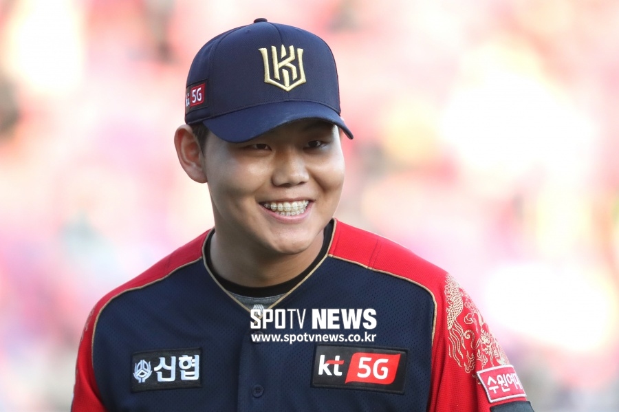 You look like Veteran when you see a ball thrown.It is the words of the head coach Kim Tae-hyung of the Doosan Bears.Kt Wiz announced the 19-year-old rookie Mini standard as a starting pitcher for the first game against Doosan in the 2020 Shinhan Bank SOL KBO Playoff at Gocheok Sky Dome on the 9th.Doosan will face the 19-year-old rookie pitcher for the first time in both series, following the LG Twins and Lee Min-ho in the first game of the semi-playoffs on April 4.Doosan made it easy to hit Lee Min-ho, who allowed just three runs in three runs in five innings (1 home run) in 313 innings, and lost.Lee Min-ho did not get past Doosans seasoned beasts in the big Kyonggi, although he did not get bad at the regular season Doosan and 4Kyonggi with a 1 loss, 14 innings and a 2.57 ERA.How about the Mini standard, which has gone 3-1 with Doosan in five regular-season confrontations, 2823 innings and a 2.51 ERA.Lee Kang-chul, the director of kt, is also the background of the postseason first-round selection of Mini standard, not Ace Audrey Samer Despaine.Even if Mini standard keeps off two runs in six innings, you can hit three innings in the second half. You have to make Kyonggi as much as possible to win the first game.I chose Mini Standard in terms of stability. The last Kyonggi content was good, and Im in good shape.Mini standard has nothing to lose, watching his last important Kyonggi good, he said: This player thought he could write (in the postseason) - it felt great.When I talked to the pitcher part, 99 percent were Mini standard. When asked how Lee Min-ho and Mini standard would be different, Kim said, Both pitchers are good.The mini standard seems to be a little better at strong control or technique.Lee Min-ho really sees a rookies kick from high school, and Mini standard is like Veteran - its good to throw the ball.I feel like I know that when I have to stick to it when I run away. Doosan captain Oh Jae-il said: I thought Despine would come out but suddenly I heard the story (called Mini standard) and I think we should talk about how to attack it.We need to get three first, Mini standard, Despayne and Cuevas, to see a chance. Three are stable.It is easy for pitchers to throw the three first, and our bullpen is young, so the fielders have to give the lead so that the bullpens can be thrown comfortably.