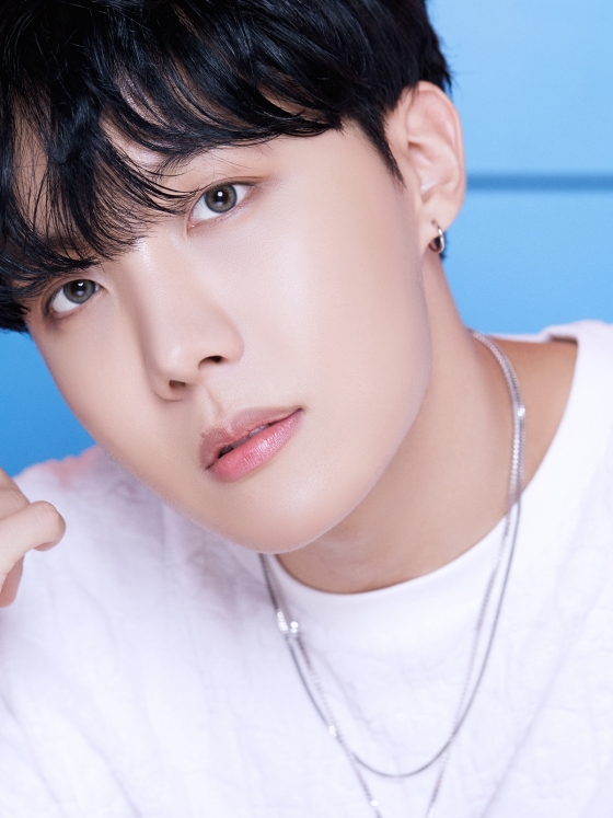 Top idol group BTS (RM Jean Jimin J-Hope Suga Vu Jungguk) member J-Hope released a new album BE (Deluxe Edition) concept photo.J-Hope posted a close-up shot on the official SNS on the 8th, with a bright and hopeful room photo and clear eyes.His room, which is decorated to match J-Hopes taste, is full of vitality as a whole, using a variety of bright colors such as red, blue and yellow.Various posters on both walls, colorful shoes and comfortable costumes displayed on the back of the room represent J-Hopes personality and charm.J-Hope introduced the concept photo at the same time as the audio guide on the official website of Big Hit Entertainment, saying, This room gives me psychological stability and tells me what I am.J-Hope said: This space is as bright as J-Hope, full of colorful, energistic atmosphere.I hope Amy feels and accepts the energy of this room, which seems to inform me of my existence. In addition, J-Hope cited shoots and clothes as the items that best expressed themselves in the room; J-Hope said, I always care about clothes when I go out.The shoes (in the room) have considered the colors I actually wear these days, and the costumes have comforted me, and I have kept the feeling of the lobe I usually wear in the room.After J-Hope, BTS released all of its Deluxe Edition concept photos by members.From the last two days, fans from all over the world received a hot response through Close-Up shots focusing on the photos and faces of the room concept, which has their own tastes and personality.BTS will release a new album, BE (Deluxe Edition), which all members made by actively participating in the production of the album on the 20th.