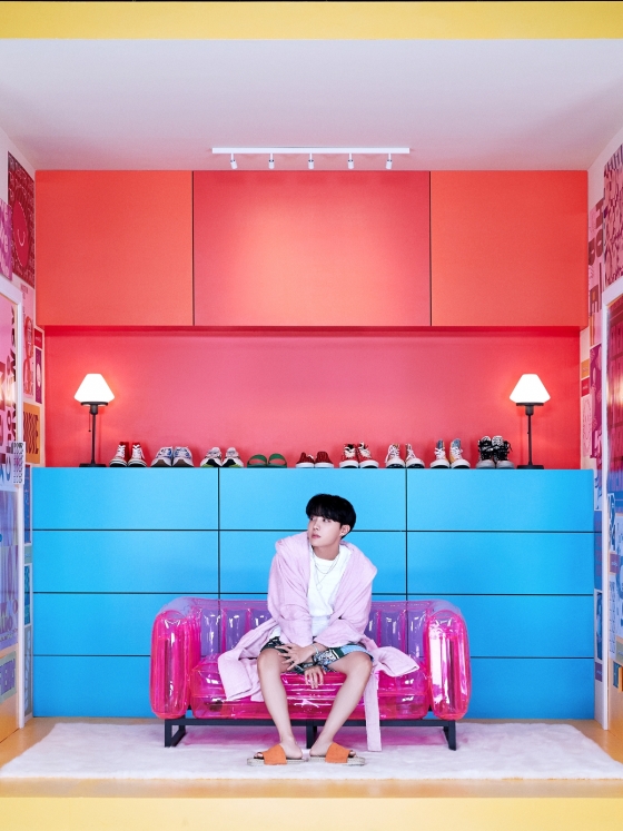 Jay Hop, a member of the top idol group BTS (RM Jin Ji Min, J-Hop Sugar Vu Jung Kook), released a new album BE (Deluxe Edition) concept photo.Jay Hop posted a close-up shot on the official SNS on the 8th, with a bright and hopeful room photo and clear eyes.His room, which is decorated to match the taste of Jay Hop, is full of vitality as a whole, using a variety of bright colors such as red, blue and yellow.Various posters on both walls, colorful shoes and comfortable costumes displayed on the back of the room represent the personality and charm of Jay Hop.Jay Hop introduced the audio guide on the official website of Big Hit Entertainment at the same time as the concept photo, saying, This room gives me psychological stability and tells me what I am.This space is filled with a bright, colorful and energetic atmosphere like Jay Hop.I hope that you will feel and accept the energy of this room, which seems to inform me of my existence. In addition, Jay-Hop cited shoes and clothes as the items that best represented him in the room; Jay-Hop said, I always care about clothes when I go out.Ive been thinking about the colors I actually wear these days, and Ive been comfortable with my costumes and Ive made the impression of the lobes I usually wear in my room.After the J-hop, BTS released all of the concept photos of Deluxe Edition (BE) by members.From the last two days, fans from all over the world received a hot response through close-up shots focusing on the photos and faces of the room concept, which has their own tastes and personality.BTS will release a new album, BE (Deluxe Edition), which all members made by actively participating in the production of the album on the 20th.