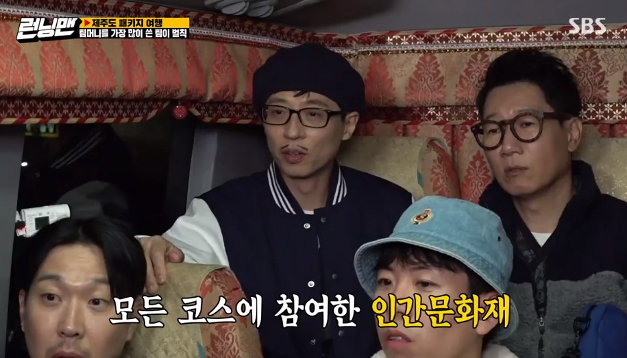 Lee Kwang-soo and Song Ji-hyo suffered Xumo at the bottom of the Jeju Island Race; Yoo Jae-Suk finished with a total of four courses and won the final.On SBS Running Man broadcast on the 8th, Yoo Jae-Suk Jeon So-min Lee Kwang-soo Ji Suk-jin Haha Song Ji-hyo Yang Se-chan Kim Jong Kooks Jeju Island was also released.Running Man felt like spending money on the road, with the Jeju Island Race, where a loser has to pay for the course after a team money.This mission is to call the family or acquaintance of the other team and talk for three minutes instead.So Yoo Jae-Suk called his wife pretending to be Ji Suk-jin, but in just 10 seconds he caught Identity; even though he altered his voice, there was a distinctive tone left.Ji Suk-jin laughed, saying, Is your husbands voice better?Ji Suk-jins wife laughed at the question, How are you with Yoo Jae-Suk? Is it shooting today?Song Ji-hyo called Jeon So-mins father instead to pretend to be Jeon So-min.The problem is that the father of Jeon So-min did not distinguish between Jeon So-min and Song Ji-hyo.As a result, Song Ji-hyo succeeded in making a three-minute call, and Jeon So-min was absurd, saying, Dad, its not me, its Ji Hyo.Lee Kwang-soo called Chuck Jo Se-ho, a Yoo Jae-Suk.Jo Se-ho, known earlier as Yoo Jae-Suk Bara, has not been in any doubt.Yoo Jae-Suk said, Do not you know my voice? Todays talk is not good.The final mission is a kind of recognition test in which the team called first is eliminated.As a result, Yoo Jae-Suk entered the cafe with Hat and mask covering his face, but the cafe was just a shame because he appeared.Embarrassed, Yoo Jae-Suk hid himself in a glass room set up in the cafe.Lee Kwang-soo, who is tall, is not easy to hide Identity.Eventually, Lee Kwang-soos name was called by a guest, and Song Ji-hyo, who accompanied him, also suffered the lowest Xumo with Identity being discovered.On the contrary, Yoo Jae-Suk succeeded in digesting the four courses, winning the prize as the winner of the Jeju Island Race.