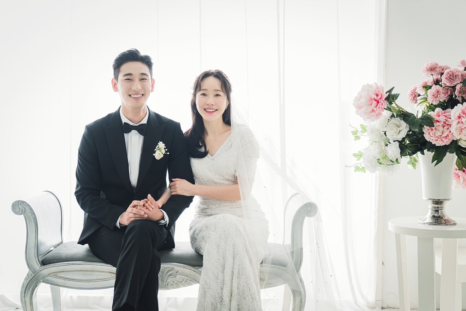 Actor Uhm Ji-won has released a wedding photo taken with Yoon Park.Uhm Ji-won posted several photos on his social media on the 8th, along with an article entitled Love me a lot of Doyun & Hyunjin ~ It is a day to meet tomorrow ~ # Postpartum care centers # Name our couple.In the photo, Uhm Ji-won and Yoon Park are taking wedding photos in dresses and tuxedos. The two chemis, like real couples, attracted attention.They also made a lovely appearance as if they were dating and made the smile of the viewers.Uhm Ji-won and Yoon Park are appearing on TVN Wolhwa Drama Postpartum care centers as Oh Hyun-jin and Kim Do-yoon.Photo: Uhm Ji-won Instagram