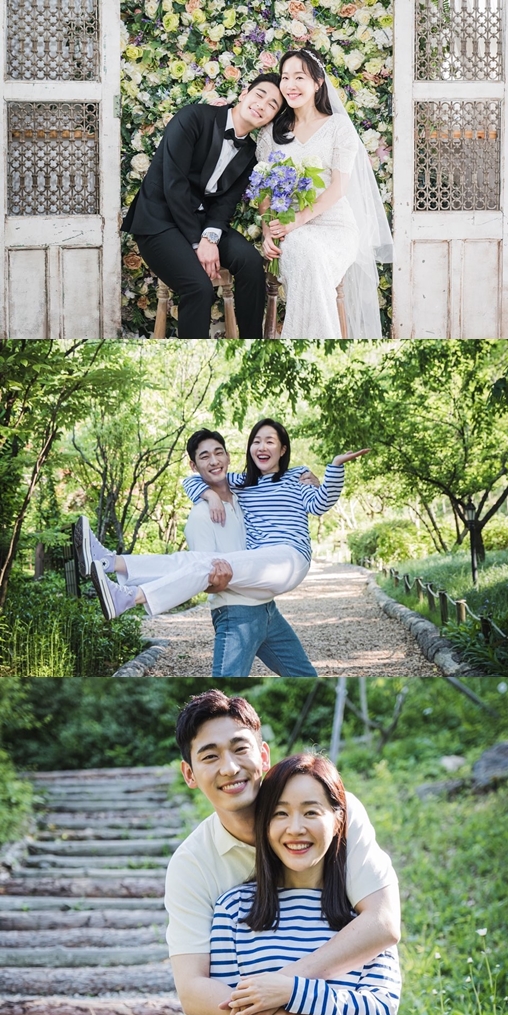 Actor Uhm Ji-won has released a wedding photo taken with Yoon Park.Uhm Ji-won posted several photos on his social media on the 8th, along with an article entitled Love me a lot of Doyun & Hyunjin ~ It is a day to meet tomorrow ~ # Postpartum care centers # Name our couple.In the photo, Uhm Ji-won and Yoon Park are taking wedding photos in dresses and tuxedos. The two chemis, like real couples, attracted attention.They also made a lovely appearance as if they were dating and made the smile of the viewers.Uhm Ji-won and Yoon Park are appearing on TVN Wolhwa Drama Postpartum care centers as Oh Hyun-jin and Kim Do-yoon.Photo: Uhm Ji-won Instagram