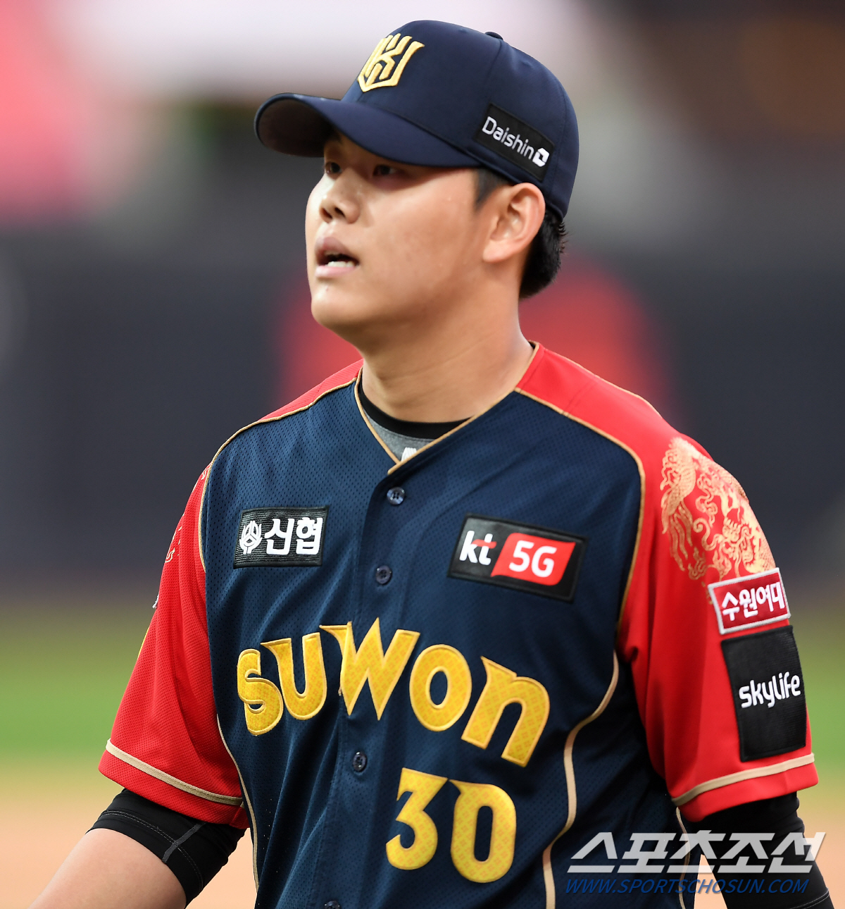 Newbie? Miracles Dreaming Doosan, LG Lee Min-ho  KT Mini StandardDoosan Bears again 19 years old in Game 1 of seriesIm going to face a rookie: Will Mini Standard be different?Doosan opponents 5 Kyonggi 3-1, 2823 innings, Earned run average 2.51.This is why KT Wiz coach Lee Kang-chul gave Mini standard the heavyweight of the first round of the playoffs (PO).Doosan also faced LG Twins Lee Min-ho in the first round of the last semi-PO.Lee Min-ho also had a strong Earned run average of 2.57 in regular season Doosans former 4Kyonggi.He also played in the first game of the semi-PO, but he gave up five hits and four walks, including one home run in 313 innings, and scored three runs and wrote a bruise of defeat.Mini standard is likely to be Rookie this season: Strong Heart, which led KT to second place in the regular league, winning every difficult time the team was in trouble.It is because of the directors trust that he chose Mini Standard as the first starter, even though there are two foreign Pitchers, Audrey Samer Despayne and William Cuevas.The style of the Mini standard is different from Lee Min-ho.If Lee Min-ho is a style that is just a loser, Mini standard plays a pitching like a sloppy not age, which is why director Kim Tae-hyung says he is like a veteran, not a rookie.Doosan put Chris Flexen in the first-round pick; he twisted it once more from Game 2, Ace Raul Alcantara will start Game 3, and Choi Won-joon will start in Game 2.KT is likely to launch Despaine and Cuevas in order after the Mini standard.Unlike JunPO, both teams are Kyonggi in the indoor Gocheok Dome, so it is also a variable that both teams are working on Kyonggi in a relatively warm environment.Doosan also made 19 years oldCan we lay the groundwork for the Korean series beyond selection? Will Mini Standard prove different to Lee Min-ho?Doosan and KTs PO Game 1 will face off at Goche Dome at 6:30 pm on the 9th.
