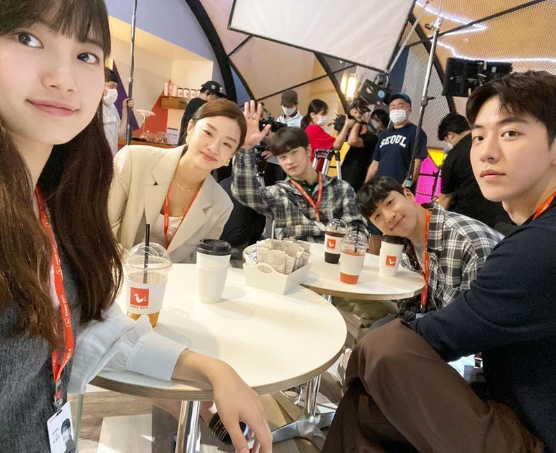 Singer and actor Bae Suzy showed off his teamwork with StartUp actors.Bae Suzy posted a picture on his instagram on November 8 with an article entitled Samsantec Meeting.In the released photo, Bae Suzy is preparing to shoot Nam Joo-hyuk, Yoo Soo-bin, Kim Do-wan and Stephanie Lee at the TVN drama StartUp.They smiled brightly at the camera and created a warm atmosphere.The netizens responded such as Samsantec Hunhun and Please let me in.Lee Ha-na