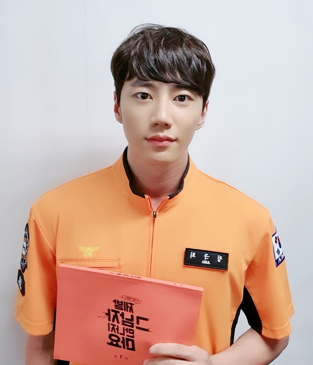 Lee JunYoung encouraged fans to use the homemade shooter a day before the first broadcast of Please do not meet the man.Actor Lee JunYoung posted a photo of herself with the script in a firefighter uniform on her official Instagram account on November 9.In addition, Lee JunYoung encouraged MBC Everlon Please do not meet the man, which is scheduled to be broadcasted on November 10, and said, I would like to ask for a lot of expectations.Lee JunYoung, who has been showing impressive acting as a character with a strong personality, is expecting Seo Ji-sung (Song Ha-yoon), who wants to love but wants to avoid the wrong answer, to create an AI refrigerator called Cho Sang-shin.