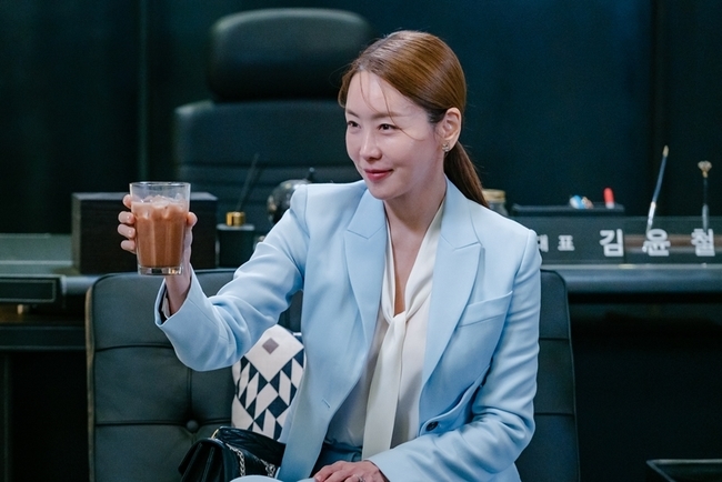 Kim Jung-Eun, Choi You-Wha completely reverse the story landscape with a twist to share a tight fight-ending toast.Kim Jung-Eun and Choi You-Wha are seen toasting secretly in the 11th MBN monthly drama My Dangerous Wife (directed by Lee Hyung-min/playplayplayed by Hwang Da-eun), which will air on November 9th, raising curiosity.In the drama, Shim Jae-kyung and Jin Sun-mee are sitting in a restaurant office and talking.Shim Jae-kyung faces Jin Sun-mee with a full-faced face and gives a suggestion, and Jin Sun-mee looks at Shim Jae-kyung with a suspicious look.The two of them face to face and discuss for a long time, and finally they meet with a happy smile and toast a deep cocoa and a cool can beer.Shim Jae-kyung and Jin Sun-mee, who were the enemies of Kim Yun-Cheol, showed signs of unexpected cohesion, attracting attention as to what the secret meeting of the two was.In the last broadcast, Shim Jae-kyung offered 5 billion won in front of Kim Yun-Cheol, who is going to leave his side by giving a marriage ring and a divorce application, but Kim Yun-Cheol expressed extreme anger by pressing Shim Jae-kyungs neck.Finally, with 5 billion hidden by Shim Jae-kyung emerging on the surface, Shim Jae-kyung and Kim Yun-Cheol are curious about Shim Jae-kyungs other plan to reach divorce.Kim Jung-Eun and Choi You-Whas Cheers to the Daedong Unity scene was filmed in Paju-eup, Paju, Gyeonggi-do last October.Unlike the drama relationship, Kim Jung-Eun and Choi You-Wha, who are in fact a strong senior relationship, have been enjoying the shooting scene with a smile and a smile as if they were alone for a long time.However, when I entered the filming, the two of them searched for each others intentions, fought each other, and expressed their breathtaking atmosphere with tightness of the ambassador, and led my admiration.