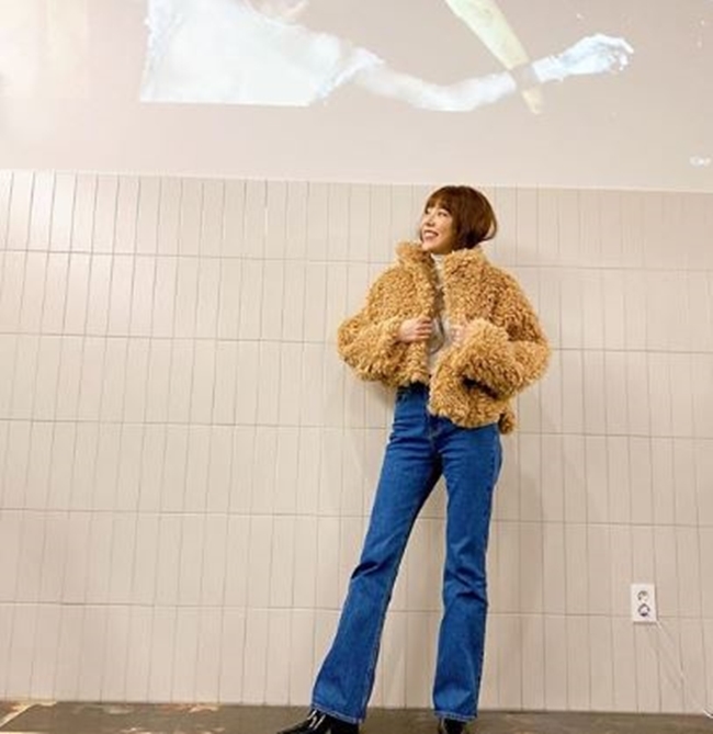 Actor Son Dam-bi has boasted of a modal delight.Son Dam-bi posted a photo on his personal instagram on November 9 with an article entitled Lets have a warm winter #Ad # exclusiveModel.In the photo, Son Dam-bi is staring somewhere in a beige coat, with jeans and matching fashion sense.Another photo shows off its Model Force in a pose that shows off its long legs.On the other hand, Son Dam-bi is currently appearing on MBC entertainment I live alone.Kim Noeul