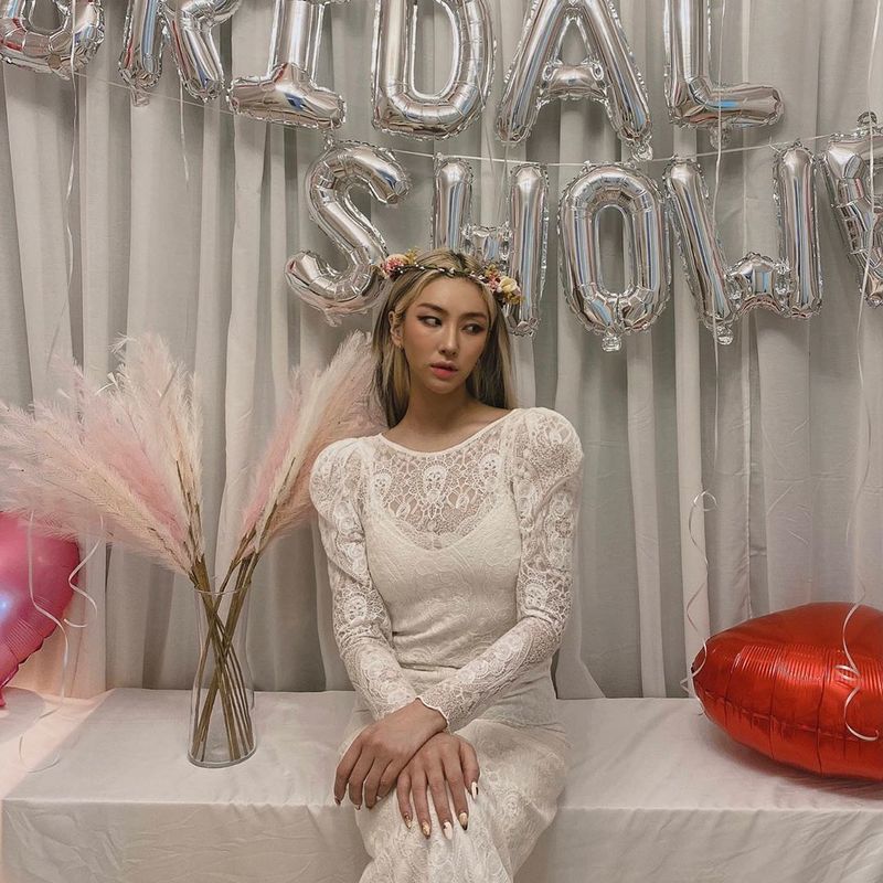 Rapper Giant Pink has unveiled the scene of a happy Bridal Shower Guest ahead of marriage.Giant Pink posted a picture on his instagram on November 8th with an article entitled I am only once living, I am only once in my life, I am # Bridal Shower Guest      .Giant Pink in the photo is wearing a pure white dress and taking a pose.Behind him is a balloon of phrases that announce the Bridal Shower Guest, reminiscent of a pleasant party atmosphere.Giant Pink draws attention with a slimmer body and a lean jaw line ahead of marriage.The beautiful beauty that reveals the excitement ahead of the marriage ceremony is admirable.On the other hand, Giant Pink announced marriage with his younger businessman lover on September 13, but delayed marriage ceremony in the aftermath of Corona 19.Lee Hae-jeong