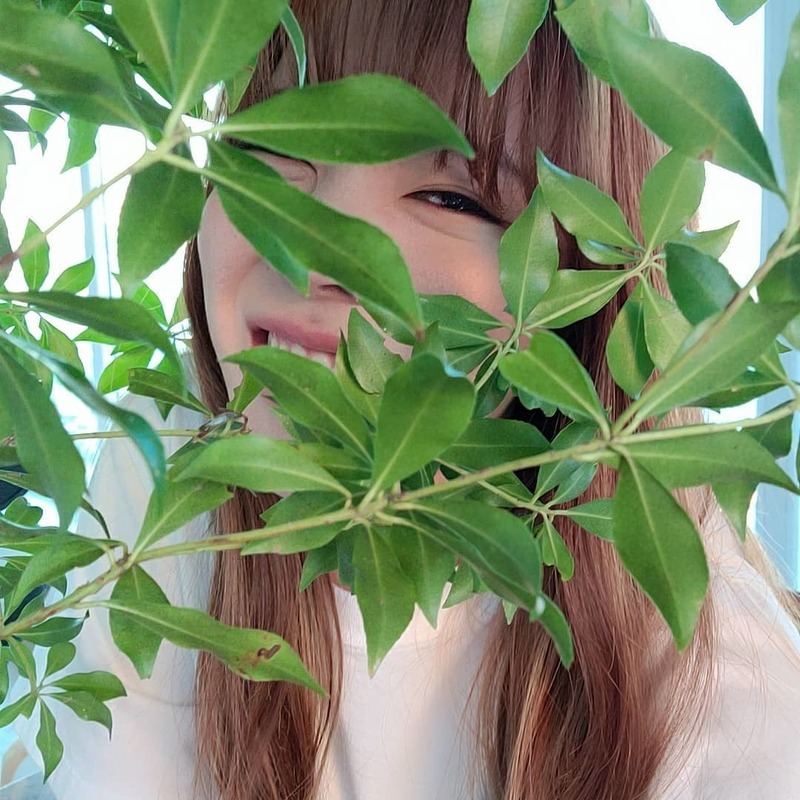 Girls Generation Sunny has revealed a youthful charm.Sunny posted a picture on her instagram on November 9 with an article entitled Sunny No ~ Ta.In the open photo, Sunny is covering her face between Uroplatus phantasticus and playing cute hide.Most of the face is covered, but it is a lovely Sunny even if you look at the big eyes that are slightly visible.On the other hand, Sunny is appearing on SBS Plus entertainment Trend Records to introduce the Celeb lifestyle trend.Lee Hae-jeong