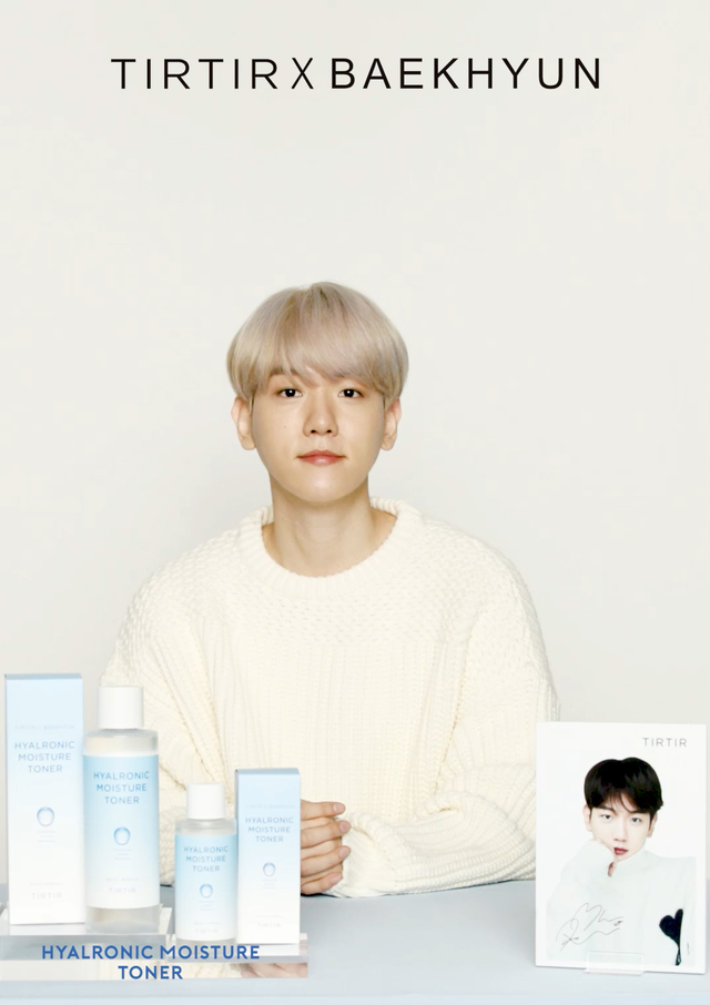 The hyalonic moisture toner started with the worry of Baekhyun that he wanted to make a product that anyone, both young and old, can use freely by using the keyword clean.Eight hyaluronic acids fill the moisture: Alaska glaciers and blue flower complex extracted from three plants help calm the Skins.Water type is not sticky. The citrus flavor gives a cool and refreshing feeling. 200ml 16,000 won, 500ml 29,000 won.It is a product that can be used in large capacity, said Baekhyun. I hope you will try Skins with Baekhyun toner this winter.