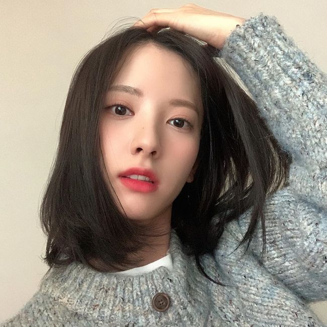 Girl group WJSN member Bona showed Kuanku style.Bona posted a recent report on her instagram on the 9th day, posting an article and a photo saying, I like the strange angle.The photo shows Bona taking a selfie: Bona, who recently likes the front angle, shows off her beautiful looks, which are humiliatingly admiring even in close-ups.The skin without a blemishes, the nose, and the lake-like eyes catch my eye.Fans also expressed their admiration on Bonas beautiful looks, such as Its really pretty and It hurts my heart.On the other hand, Bona is in the midst of understanding in KBS2 weekend drama Oh! Samgwang Villa!