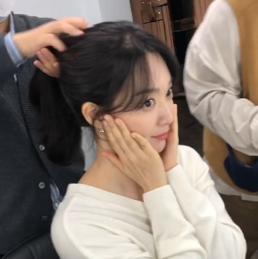 Actor Shin Min-a showed off her charm with calyx LovelyShin Min-a released a recent update, posting a short video on her Instagram on 9th day.The video featured Shin Min-a, who was getting makeup before digesting the schedule.Shin Min-a, who is receiving hair and makeup, laughs with a coil earthquake that he does not know when the camera approaches.Shin Min-a rolled his big eyes around and did Peter Lovely, wrapping his chin with his hand.The big eyes like deer and Shin Min-as Lovely meet and the charm that can not come out of Hair is completed.Meanwhile, Shin Min-a is currently in love with Actor Kim Woo-bin.