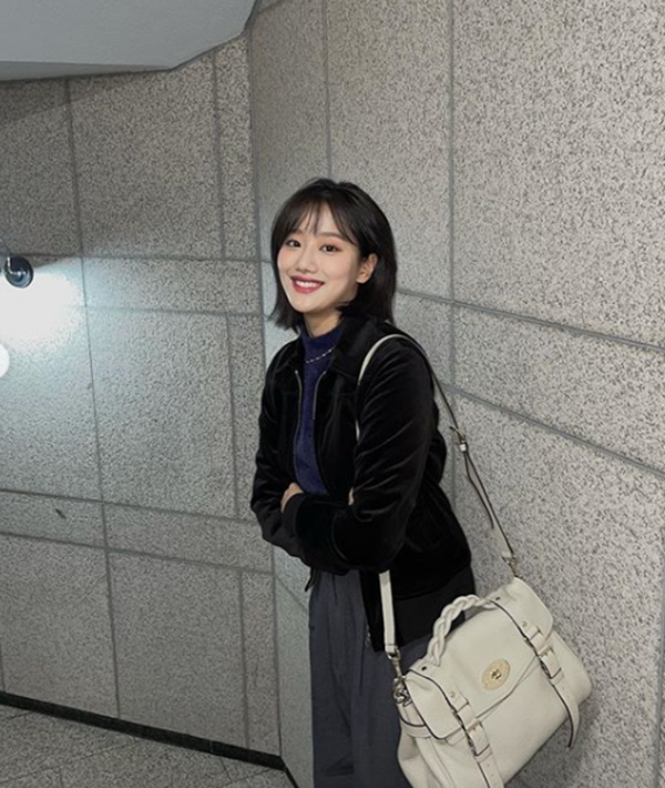 Group April Lee Na-eun showed off her sensual everyday fashion.Lee Na-eun posted four photos on his instagram on the 8th.The photo showed a single-headed Lee Na-eun posing in the hallway.Lee Na-eun paired a pair of navy knit with a wide, dark grey slacks, and opted for a black Ph Jacket for her outerwear.The white luxury bag in her hand made her fashion even more bright.Lee Na-eun showed off her innocence by naturally turning her hair over, while wearing a photo jacket and emitting a unique cool smile.The netizens responded that My sister is always beautiful, Did you graduate from the Department of Attraction, and It is pretty.Meanwhile, Lee Na-eun is considering appearing on SBSs new drama Model Taxi.Photo Lee Na-eun SNS