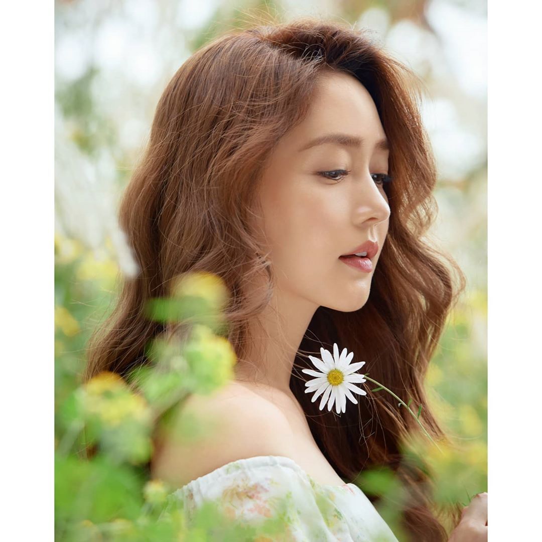 Sung Yu-ri posted a photo on her Instagram account on the 10th with an article entitled Coming Soon.In the photo, Sung-yuri poses in an elegant atmosphere with white flowers. In the ensuing photos, Sung-yuri shows off her attractive side.Meanwhile, Sung-yuri appeared with Fin.K.L members at JTBCs Camping Club last year to gather topics.