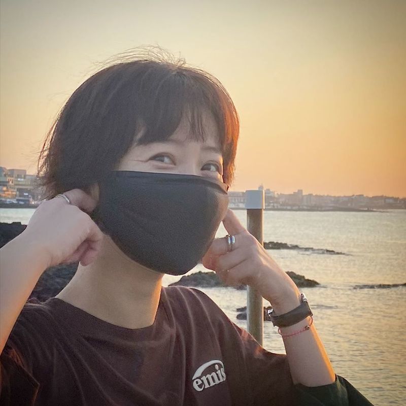Jung Yu-mi, Im pretty, Im full of snow Actor Jung Yu-mi shared a daily photo.Jung Yu-mi posted a picture on his Instagram on November 10.Jung Yu-mi in the photo is smiling at the camera wearing a black mask. Even if he has eyes, his pretty face attracts attention.minjee Lee