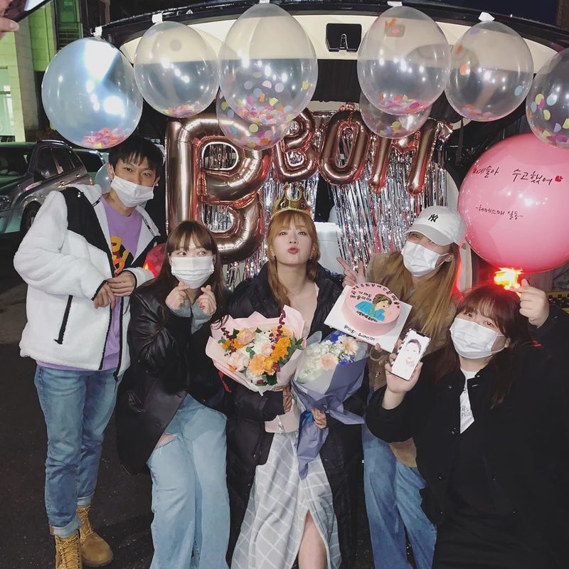 Apink Yoon Bomi thanked the staff for their supportOn November 10, Yoon Bomi posted a picture on his instagram with an article entitled Thank you for the last time of our staff who worked hard for three months?In the photo, Yoon Bomi shares her joy with the staff in commemoration of the last filming of Drama, and is attracted to the sight of her smiling happyly surrounded by bouquets and balloons.On the other hand, Yoon Bomi played the role of Moon Ye Sul in MBC Everlons new drama Please do not meet the man.Please dont meet the man will be broadcast first on Tuesday, November 10 at 10:40 p.m.