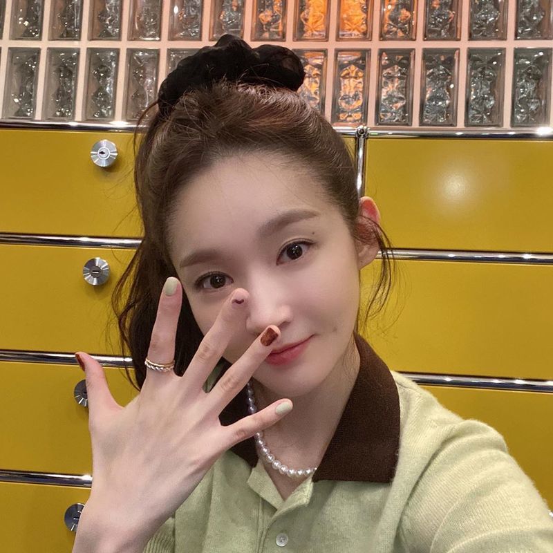Group Davichi Kang Min-kyung has revealed a variety of charms.Kang Min-kyung wrote on his Instagram on November 10, #AD I am the # Desingediba model!Finally, I posted a recent picture with the phrase My love pumpkin ....Kang Min-kyung apologized for the suspicion of back AD in July for sponsoring YouTube channel and AD notation.It is eye-catching that the AD is clearly stated as if it were conscious of this.Kang Min-kyung in the photo is a perfect digestion of various styles of nails.Kang Min-kyungs Fairy pitta charm is beautiful, from pure Feelings with ponytails to colorful and urban Feelings.Meanwhile, Kang Min-kyung is communicating with fans through his personal YouTube channel Kang Min-kyung and has a shopping mall.Lee Hae-jeong